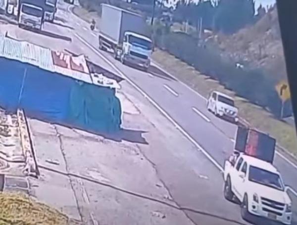 Camioneta de mantenimiento vial transitaba por la berma.