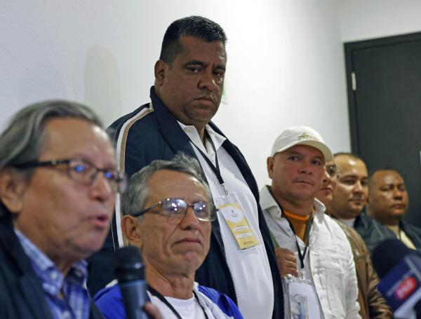 Geovany Andrés Rojas (c), observa al jefe de la delegación del Gobierno, Armando Novoa (i), y al exintegrante de las Farc, ‘Walter Mendoza’ en una rueda de prensa en noviembre de 2024.