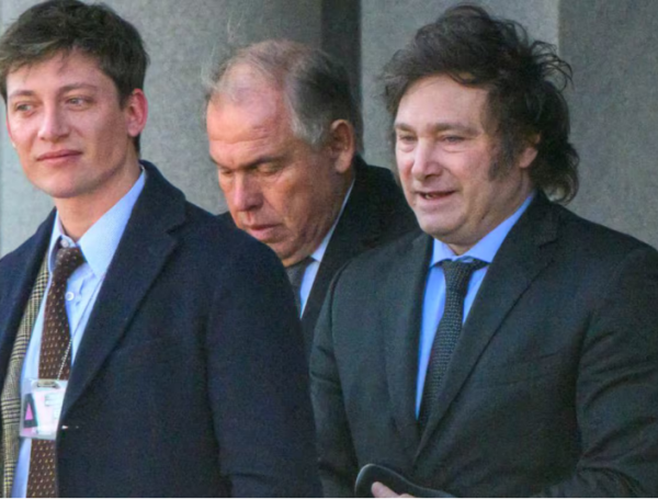 Santiago Caputo y Javier Milei.