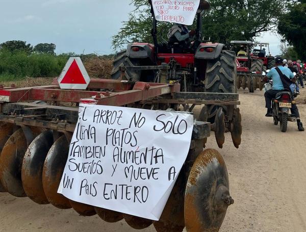 Los cultivadores de arroz taponan varias carreteras en Huila y Tolima.