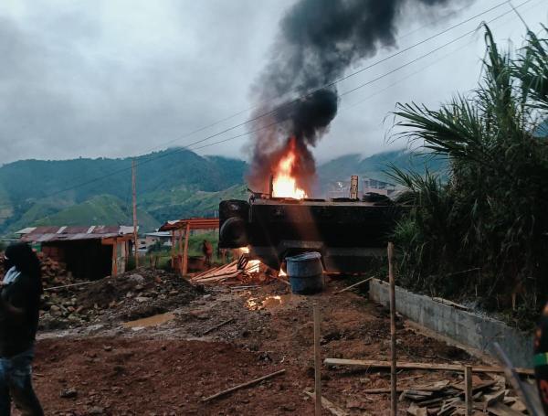 Queman tanqueta del Ejército en El Plateado, Cauca.