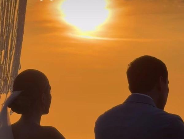 Exgobernador de Santander, Richard Aguilar y su esposa frente al altar con atardecer de fondo