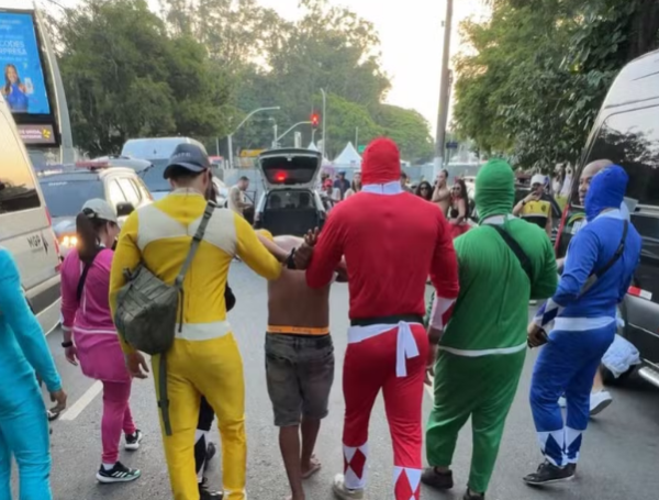 Otra detención con disfraces.