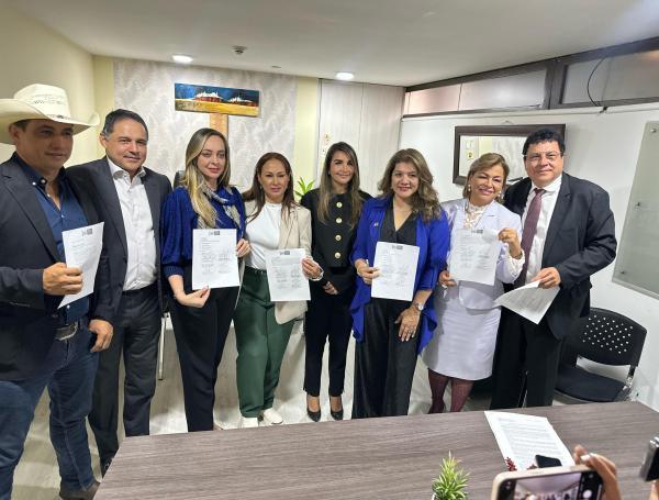 Estos fueron los ochos congresistas que firmaron la proposición de archivo.