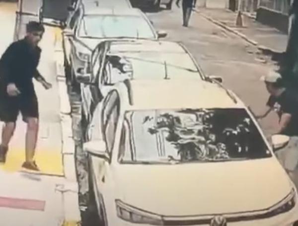 Los tres hombres se subieron a una camioneta. Uno de ellos fue capturado, los demás huyeron.