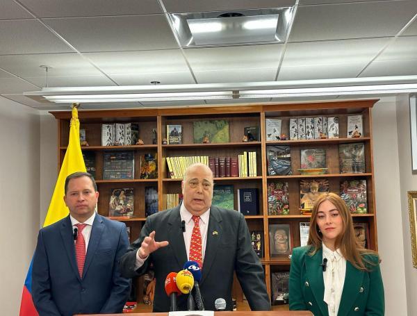  el director de la Policía, general Carlos Fernando Triana, la directora del Programa de Sustitución de Cultivos Ilícitos, Gloria Miranda, y el embajador Daniel García-Peña.