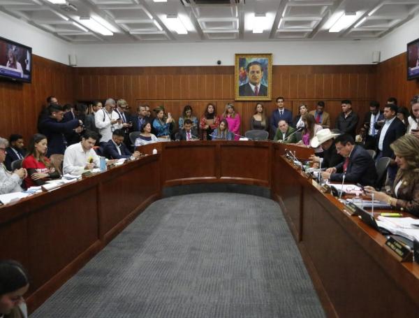 Comisión VII del Senado discute la reforma laboral del Gobierno.
