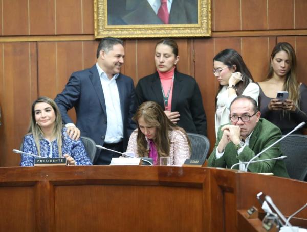 Nadia Blel, Berenice Bedoya y Antonio Sanguino en el debate de la reforma laboral en Comisión VII del Senado