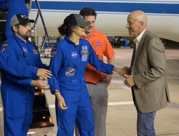 Astronautas se recuperan en Texas mientras Boeing analiza su futuro