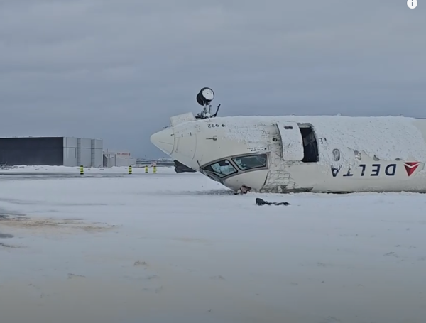 Revelan detalles del accidente del avión que se volcó en aeropuerto de Toronto tras aterrizar en la pista