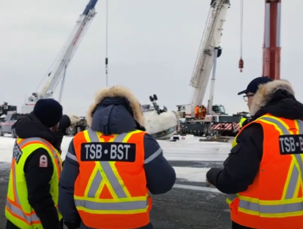 Revelan detalles del accidente del avión que se volcó en aeropuerto de Toronto tras aterrizar en la pista