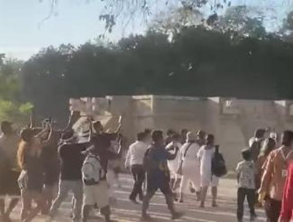 Turistas intentaron golpear a hombre que subió a pirámide de  Chichén Itzá.