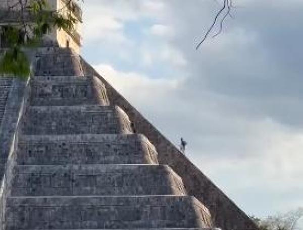 El alemán subió hasta lo alto de la pirámide de Chichén Itzá.