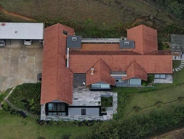 Lujosa casa de Llanogrande en la que alias Keiler pagaba prisión domiciliaria.