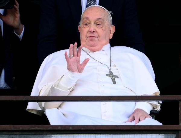 El Papa Francisco saluda y bendice a los fieles desde el balcón del hospital Gemelli.