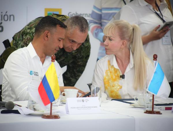 La gobernadora del Valle, Dilian Francisca Toro, con el ministro de Defensa, Pedro Sánchez.
