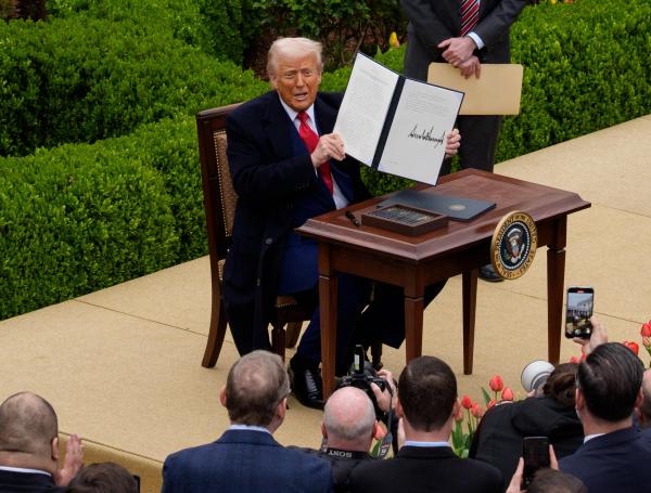 Donald Trump firmando orden.