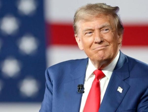 Donald Trump con la bandera de Estados Unidos de fondo
