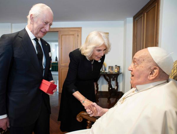 Papa Francisco y rey Carlos III