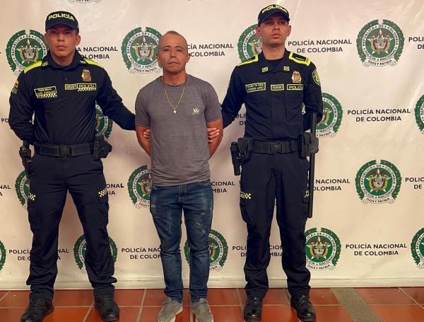 Hombre de 46 años buscado por la Interpol