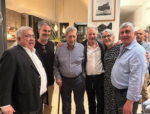 Mario Vargas Llosa junto a sus amigos en la última celebración de cumpleaños.