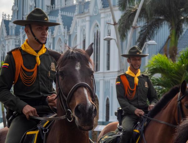 Carabineros con otros policías para garantizar la seguridad durante la Semana Santa.
