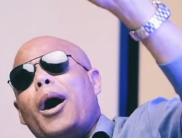 El músico mientras contaba los detalles detrás de la grabación del merengue.