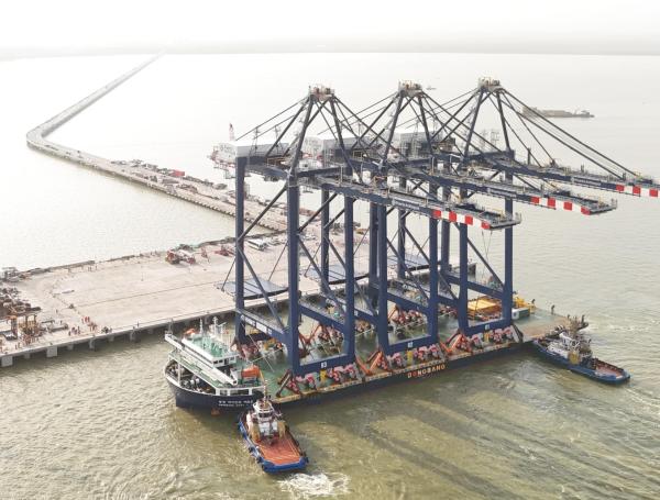 Las tres megagrúas llegaron desde China el martes 15 de abril.