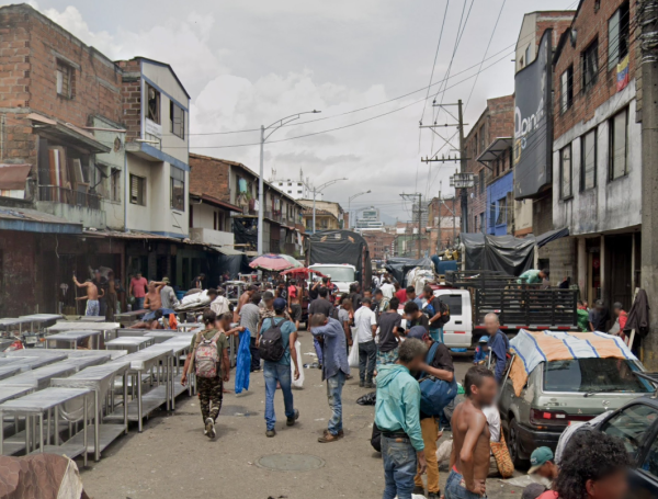 Comercios y talleres del sector del Bronx en Medellín.