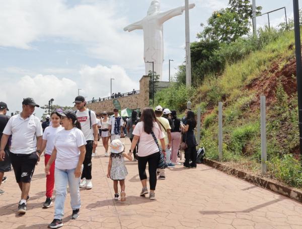 Ascenso al cerro de Cristo Rey, en Cali.