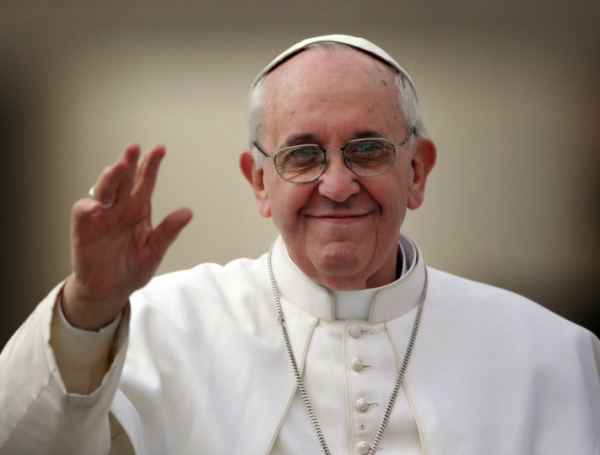 El Papa Francisco saludando a sus seguidores.
