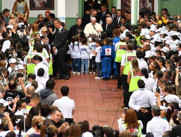 El papa Francisco en su visita a la sede de los Hogares San José.