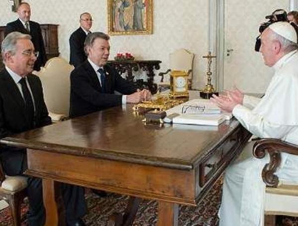 Álvaro Uribe y Juan Manuel Santos con el papa Francisco.