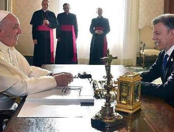 El papa Francisco y el expresidente Juan Manuel Santos.