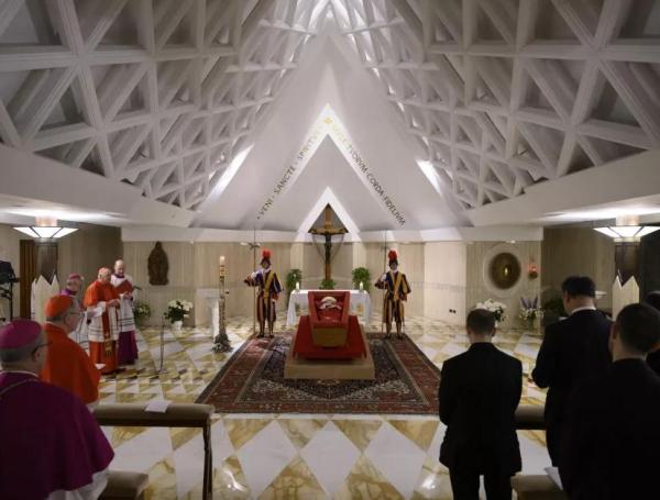 Ataúd del Papa Francisco en la capilla de Santa Marta