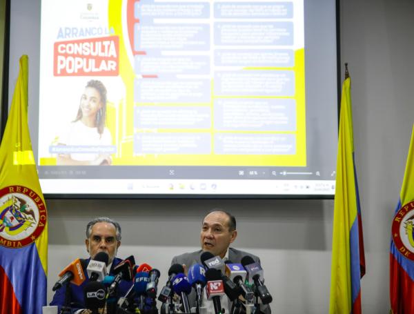 Los ministros de Trabajo, Antonio Sanguino, e Interior, Armando Benedetti, presentaron las 12 preguntas de la consulta por la reforma laboral.