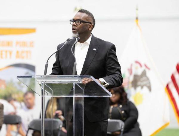 el alcalde de Chicago, Brandon Johnson, habla en un atril.