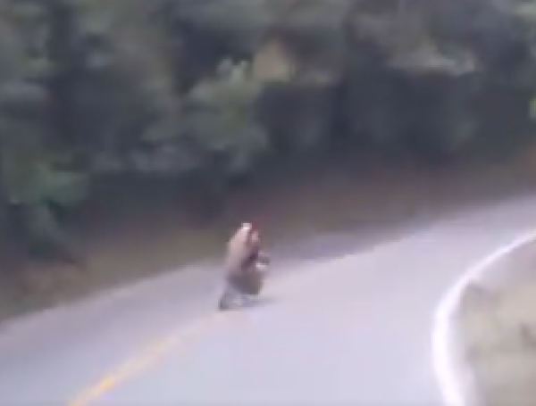 Hombre sufrió grave accidente cuando practicaba 'grabity bike' en una carretera de Antioquia