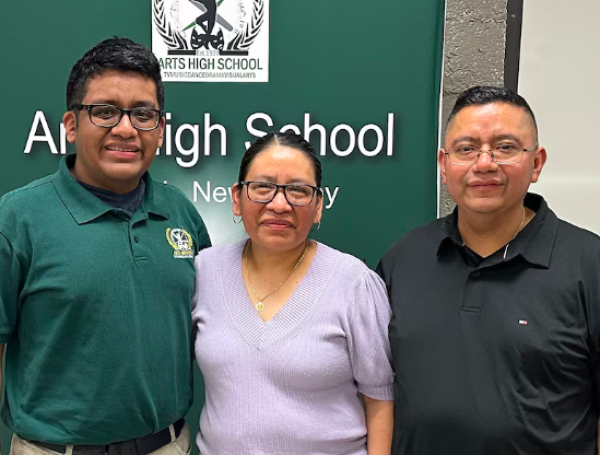 Estudiante latino que fue aceptado en 7 universidades diferentes.