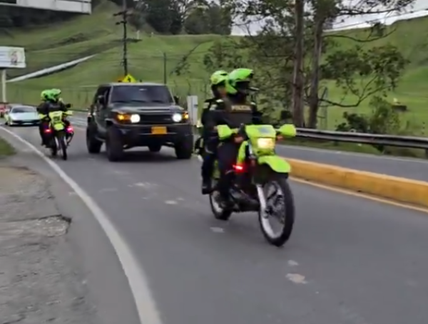 Patrullas de la Policía Metropolitana escoltaron la 'cabalgata' de los Ferraristas.