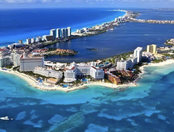 Cancún se distingue por su arena blanca y aguas cristalinas.
