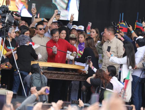 El presidente Gustavo Petro llegó a la plaza de Bolívar con la espada del Libertador. Luego de pronunciar su discurso, y con guantes en sus manos, la levantó frente a los miles de manifestantes que lo acompañaron.