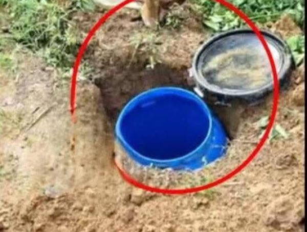 Caneca y hueco en la tierra que, supuestamente, el hombre hizo en su finca para dejar el cuerpo luego de atacar a la menor.