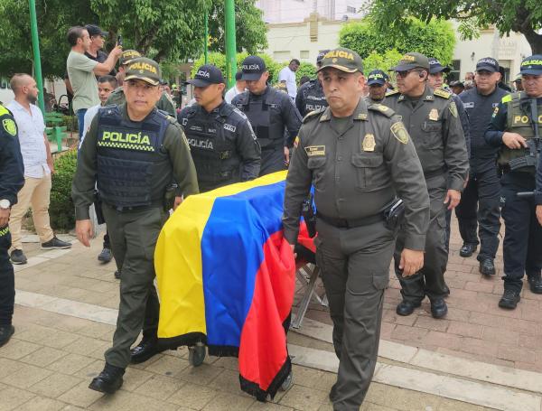 Sepelio de uno de los policías asesinados en esta escalada violenta.