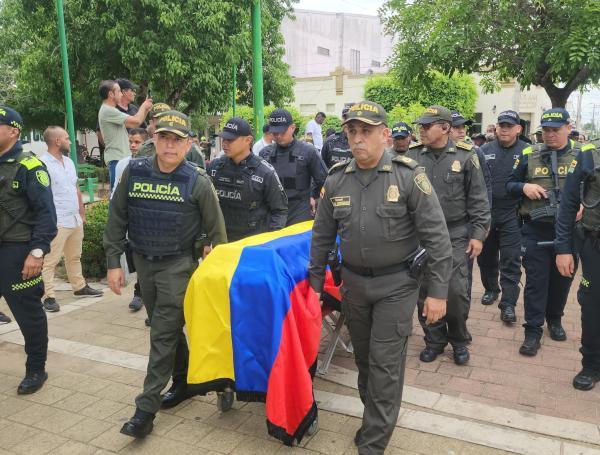 Sepelio de uno de los policías asesinados en esta escalada violenta.