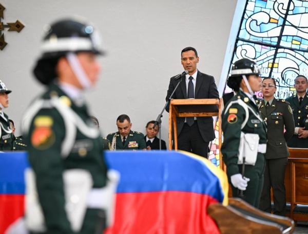 El ministro de Defensa, Pedro Sánchez, durante el sepelio de uno de los uniformados asesinados.