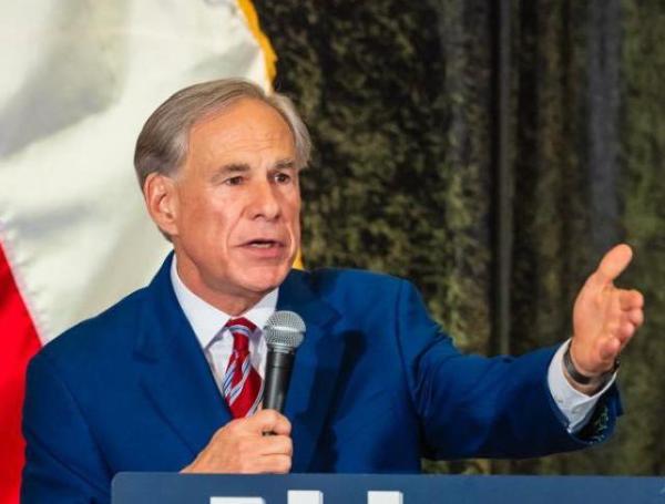 El gobernador de Texas, Greg Abbott, habla frente a simpatizantes en un mitin.