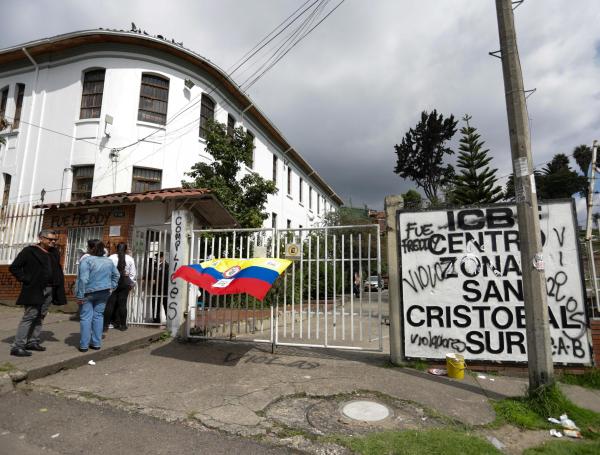 Hasta el Jardín Infantil aledaño al centro zonal del ICBF San Cristóbal Sur , llegan funcionarios de la Procuraduría General, para adelantar investigaciones referentes al caso del hombre, identificado como Freddy Arley Castellanos Velasco, presunto abusador de varios menores en este jardín infantil.