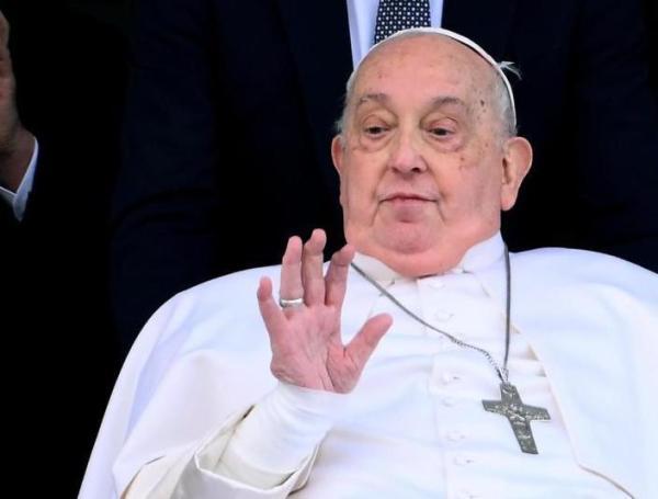 El Papa Francisco saluda y bendice a los fieles desde el balcón del hospital Gemelli