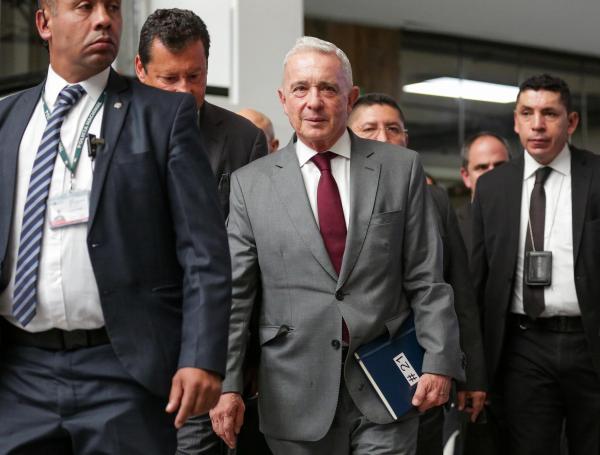 Álvaro Uribe Vélez a la salida del segundo interrogatorio.